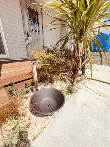 海と空と家族と。片瀬海岸でゆとりある暮らし。の外観|「見せたくなる外構デザイン。」リゾート感ある植栽と、シンプルでおしゃれな立水栓。
愛犬の足洗いや、夏の水遊びにも便利な嬉しい設備です。