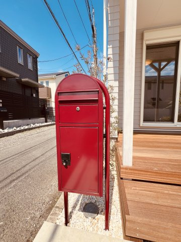 海と空と家族と。片瀬海岸でゆとりある暮らし。の前面道路含む現地写真|赤が効いてる、玄関先のアクセント