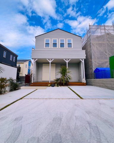 海と空と家族と。片瀬海岸でゆとりある暮らし。の外観|広々とした駐車スペースは、来客用にもゆとりたっぷり。