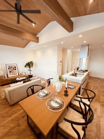 海と空と家族と。片瀬海岸でゆとりある暮らし。の居間・リビング|約20.8畳のＬＤＫ
「ただいま」と言いたくなるリビング。
家族の時間も、自分だけの時間も心地よく過ごせる場所です。