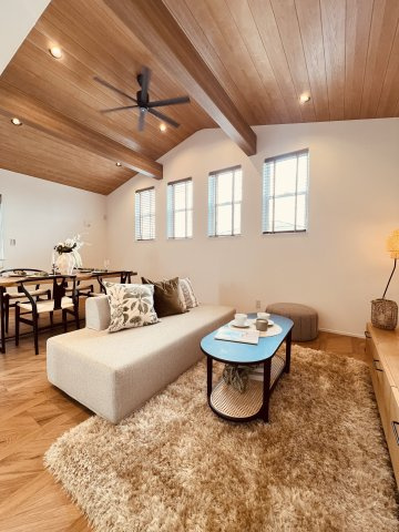 海と空と家族と。片瀬海岸でゆとりある暮らし。の居間・リビング|吹き抜けじゃなくても開放感たっぷり。
勾配天井×木目デザインで、居心地の良さがワンランク上に。
湘南スタイルの暮らし、ここにあります。