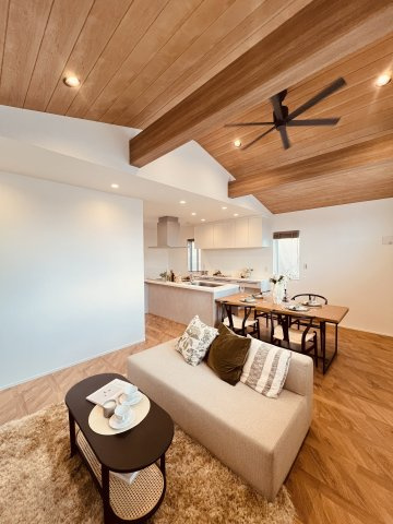 海と空と家族と。片瀬海岸でゆとりある暮らし。の居間・リビング|食事の時間も、くつろぎの時間も、どちらも絵になる。
暮らしにちょっと自慢したくなる空間を。