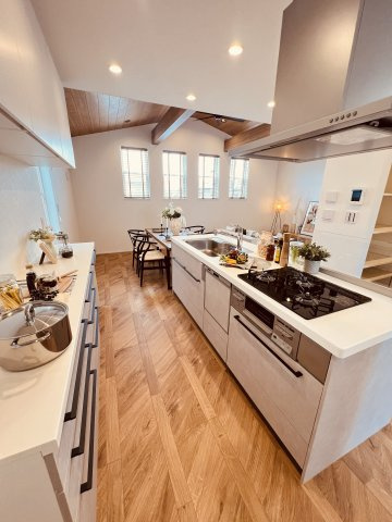 海と空と家族と。片瀬海岸でゆとりある暮らし。のキッチン|料理好きも納得の、広々ワークトップと収納力の兼ね備えたアイランドキッチン。
作る”と“つながる”を叶える場所。リビングを見渡せるキッチンだから、毎日の会話も自然と増えていくそんな空間に。