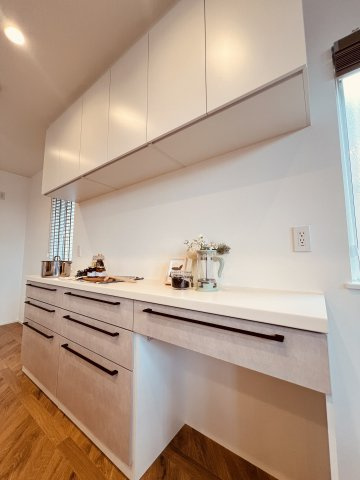 海と空と家族と。片瀬海岸でゆとりある暮らし。のキッチン|キッチンの背後はカップボードを併設。
見た目も、使い勝手も。デザインと機能性を兼ね備えた、こだわりのキッチン。