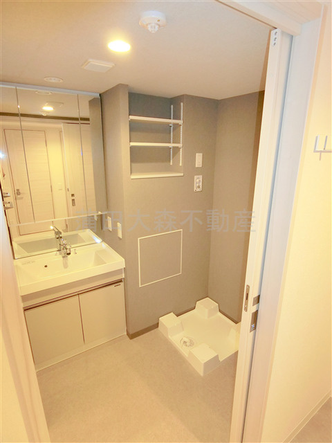 KDXレジデンス田園調布南の洗面所|3面鏡の独立洗面台　洗濯機置き場　洗面脱衣所