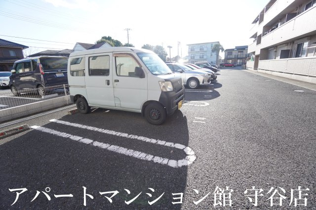 アモールの駐車場