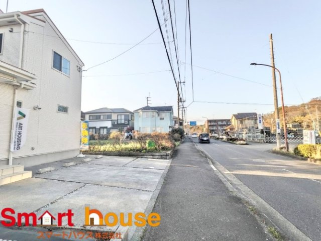 相模原市南区下溝　中古戸建の前面道路含む現地写真|前面道路は閑静な住宅地をはしる車通りの少ない道路。お車の出し入れが苦手なママや小さなお子様にも安心ですね。しっかり舗装もされているので、ベビーカーや自転車で通っても快適に通行できます。