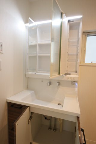 【独立洗面台】 | 浦和区元町１丁目16-8(Ｃ号棟)新築一戸建て | 撮影日 2025年1月6日12:30 曇り