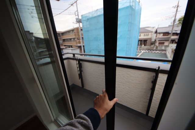 【バルコニー】 | 浦和区元町１丁目16-8(Ｃ号棟)新築一戸建て | 網戸付き
撮影日 2025年1月6日12:30 曇り