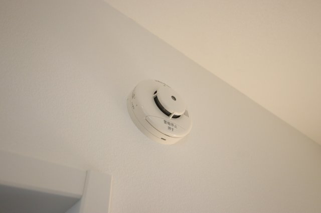 【その他】 | 浦和区元町１丁目16-8(Ｃ号棟)新築一戸建て | 火災報知器が各お部屋に付いています。
撮影日 2025年1月6日12:30 曇り