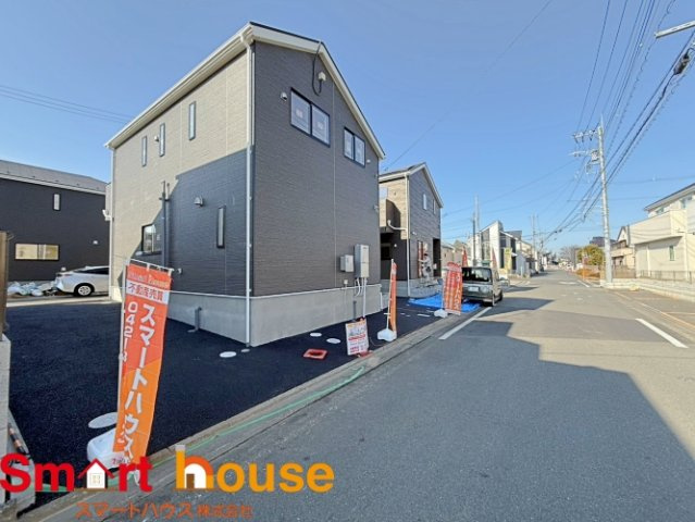 武蔵村山市中原　新築５棟の前面道路含む現地写真|外壁が周囲の街並みと青空に生えるお洒落な仕上がり！周囲には高い建物のないエリア。青い空が大きく感じますね。