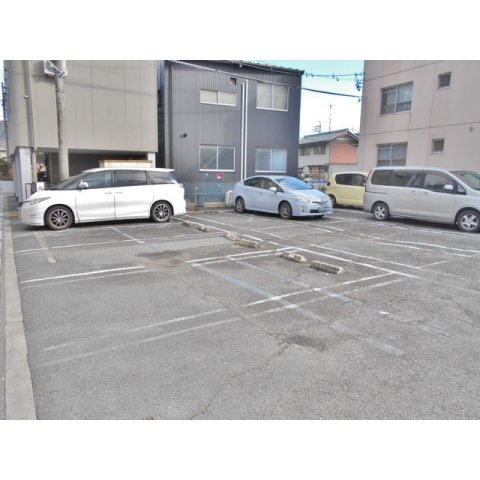 メゾン岩倉の駐車場