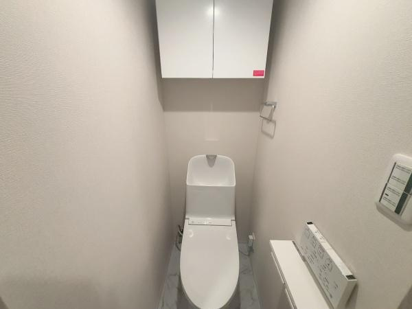 【トイレ】 | ライオンズマンション上馬 | 落ち着いた色合いのトイレは、保温・洗浄機能付きです。
上部には、収納スペースがあり、トイレットペーパー等スッキリ収納頂けます。