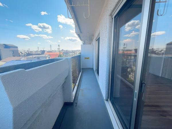 【バルコニー】 | ライオンズマンション上馬 | 日当たりがいいため、洗濯物を干すにはいい環境です！
