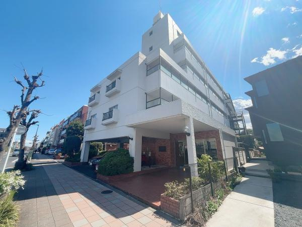 【外観】 | ライオンズマンション上馬 | 日が当たり、あたたかながらもスタイリッシュなたたずまいです！
（2025年4月撮影）