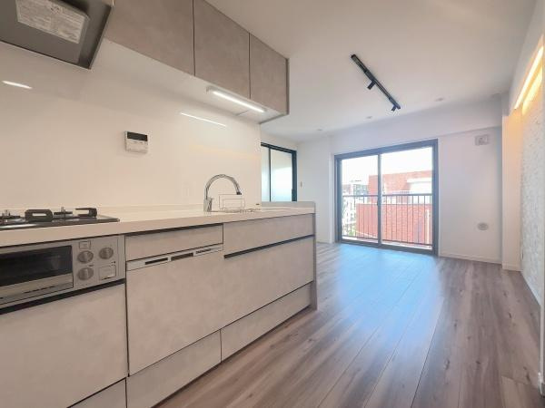 【居間・リビング】 | ライオンズマンション上馬 | 窓が大きく、日当たり・風通しともに良好です。