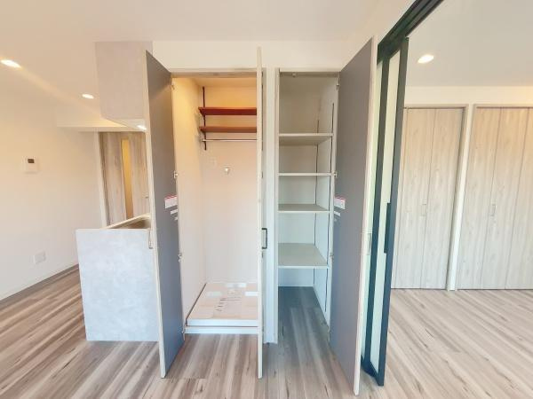 【収納】 | ライオンズマンション上馬 | 左側の扉は室内洗濯機置き場です。
右の扉は収納スペースで奥行きがあるので沢山収納できそうです。