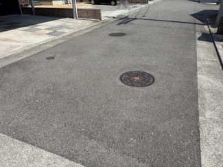 【前面道路含む現地写真】