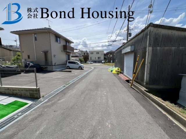 南西向きで日当たり良好　タマホーム施工　金ケ崎　3号棟の前面道路含む現地写真