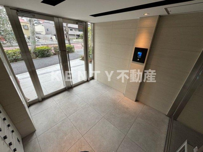 【エントランス】 | PREMIUM CUBE 大森 TROIS | 建物の内部です