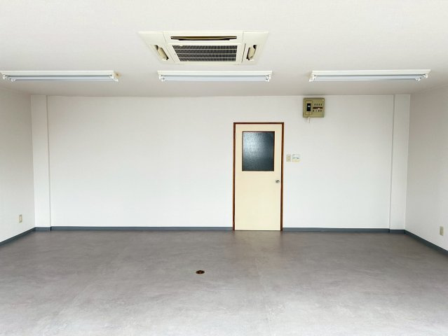 丸長ビルの内装