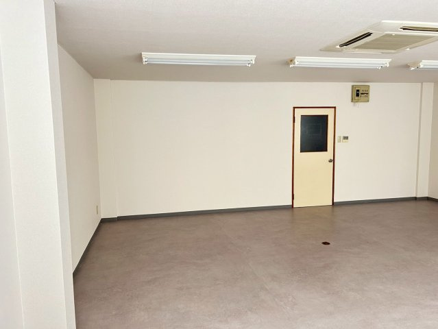 丸長ビルの内装