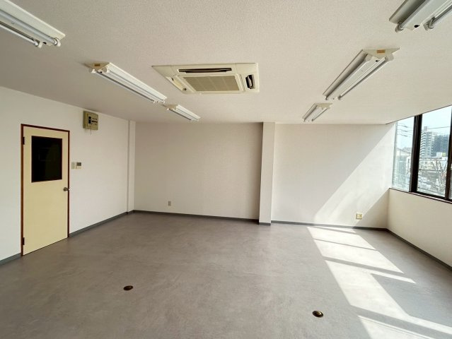 丸長ビルの内装