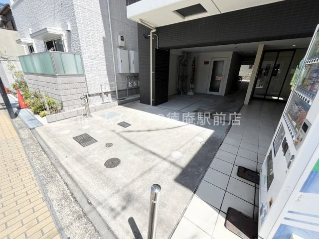 東大阪市徳庵本町の賃貸マンションのエントランス