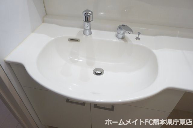 熊本市東区東野４丁目のアパートの独立洗面台