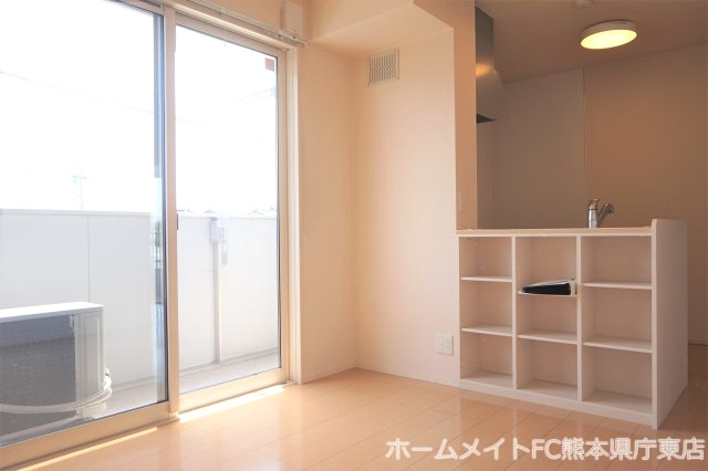 熊本市東区東野４丁目のアパートの居間・リビング