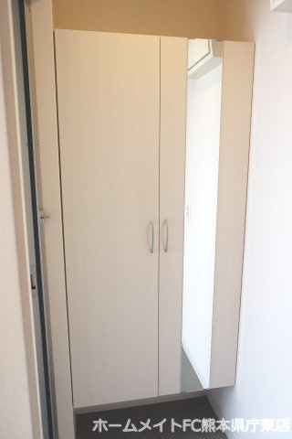 熊本市東区東野４丁目のアパートの玄関