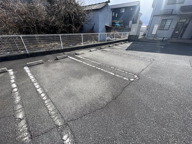 グランドゥールＢの駐車場