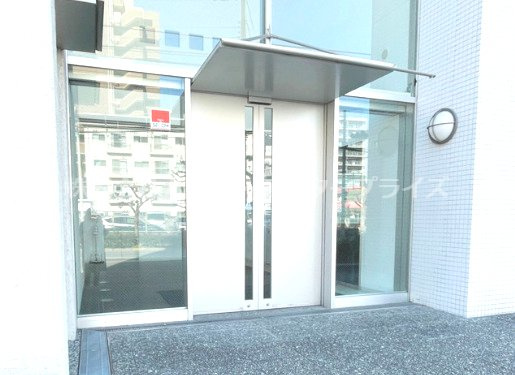 ＤＮＸ新大阪ビルのエントランス|ゆとりのあるエントランスです