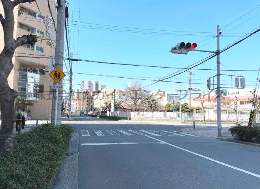 ＤＮＸ新大阪ビルの周辺|前面の通りです☆
