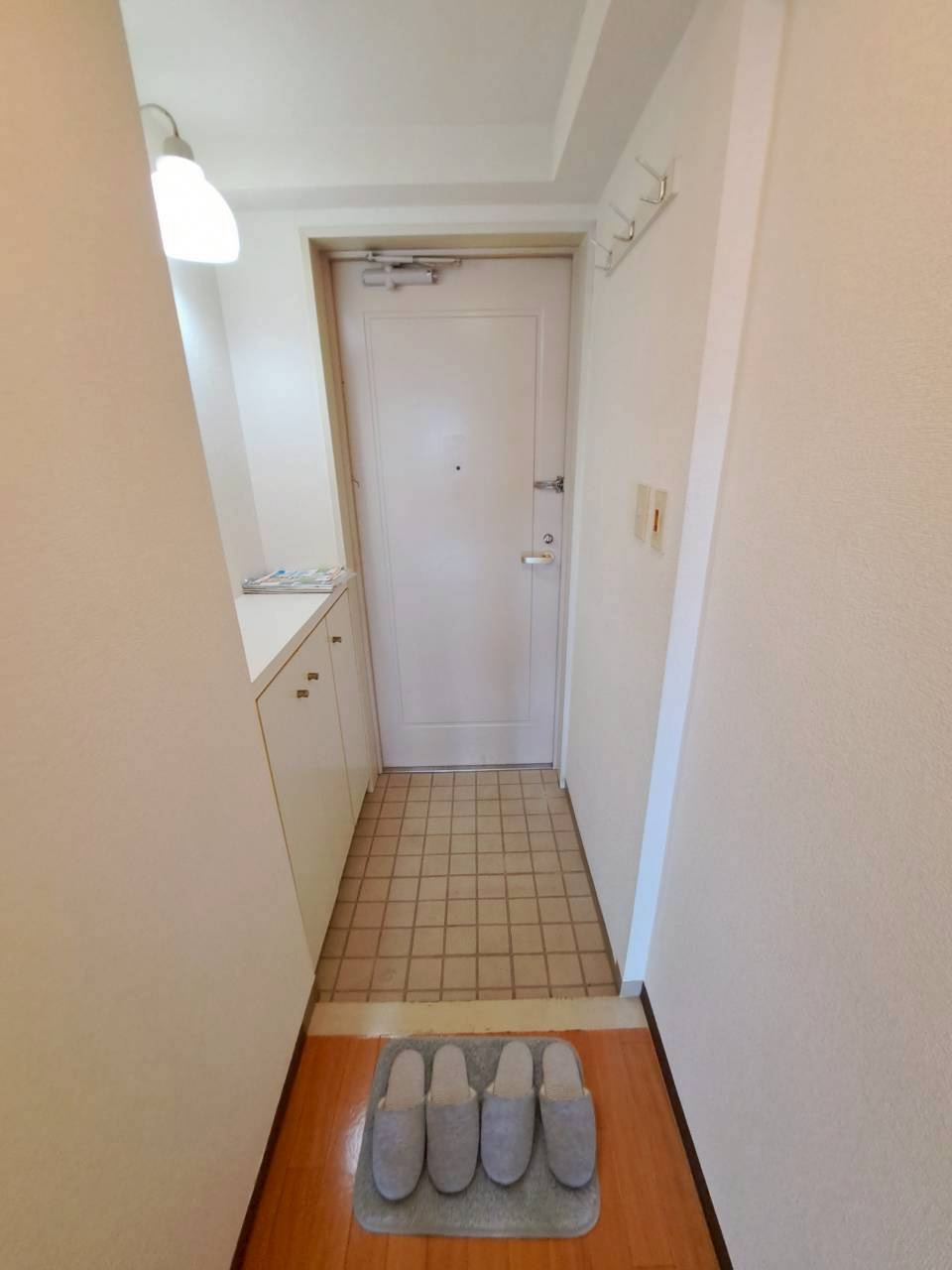 ホワイトプラザ西堀の玄関