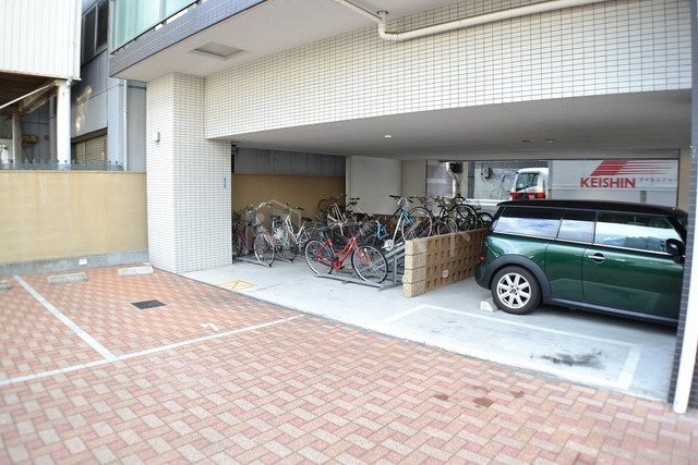 アローフィールズ壱番館の駐車場