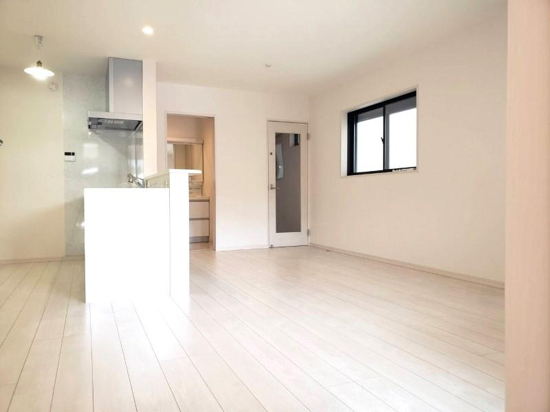 中野本町　中古一戸建ての居間・リビング|LDK16.3帖　陽当たり良好
■物件内覧・資金計画相談・住宅ローン相談、リフォーム相談、お問合せ受付中■
※当日・翌日のご内覧、ご相談はお電話でのお問合せがスムーズです！