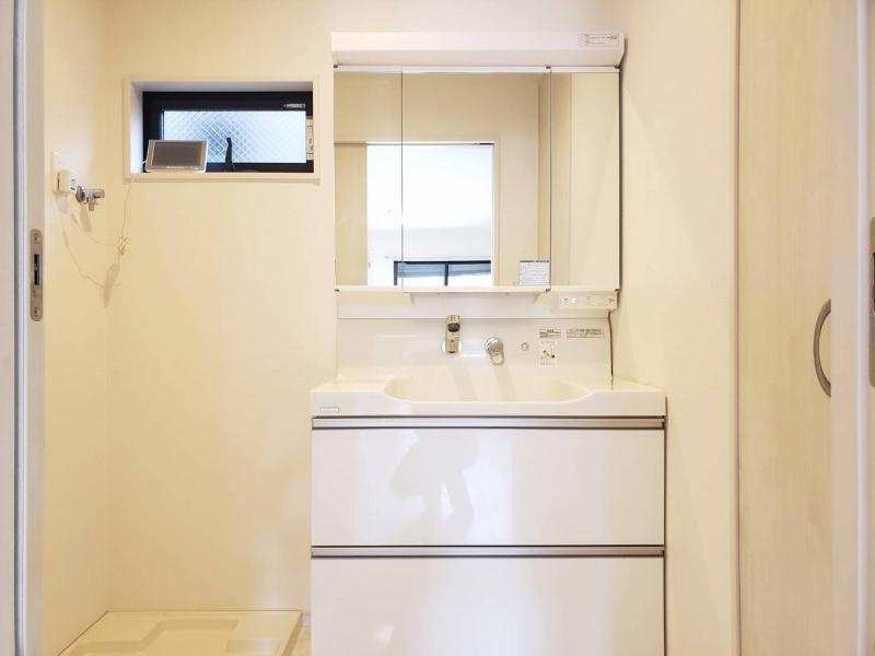 中野本町　中古一戸建ての独立洗面台|シャワー付き洗面化粧台
■物件内覧・資金計画相談・住宅ローン相談、リフォーム相談、お問合せ受付中■
※当日・翌日のご内覧、ご相談はお電話でのお問合せがスムーズです！