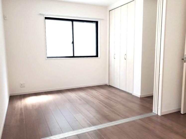 中野本町　中古一戸建ての内装|2部屋続きの洋室　仕切れるようになっています
■物件内覧・資金計画相談・住宅ローン相談、リフォーム相談、お問合せ受付中■
※当日・翌日のご内覧、ご相談はお電話でのお問合せがスムーズです！