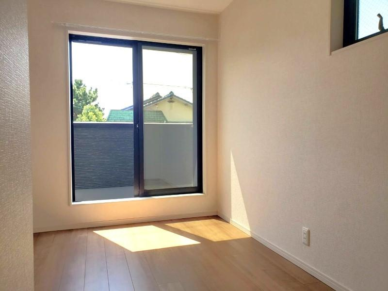 中野本町　中古一戸建ての子供部屋|洋室5.3帖　バルコニー
■物件内覧・資金計画相談・住宅ローン相談、リフォーム相談、お問合せ受付中■
※当日・翌日のご内覧、ご相談はお電話でのお問合せがスムーズです！