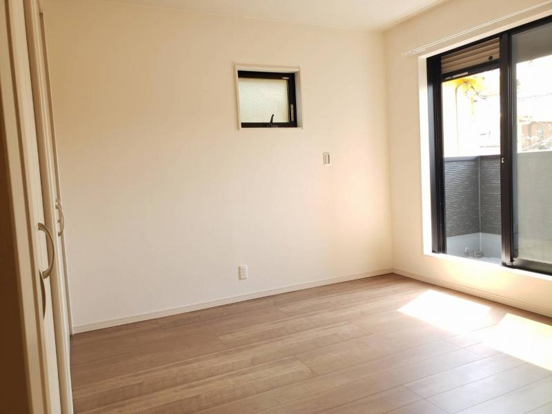 中野本町　中古一戸建ての寝室|洋室6.1帖　陽当たり良好
■物件内覧・資金計画相談・住宅ローン相談、リフォーム相談、お問合せ受付中■
※当日・翌日のご内覧、ご相談はお電話でのお問合せがスムーズです！