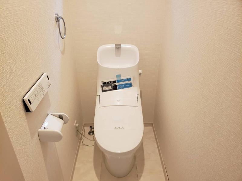 中野本町　中古一戸建てのトイレ|温水洗浄便座
■物件内覧・資金計画相談・住宅ローン相談、リフォーム相談、お問合せ受付中■
※当日・翌日のご内覧、ご相談はお電話でのお問合せがスムーズです！