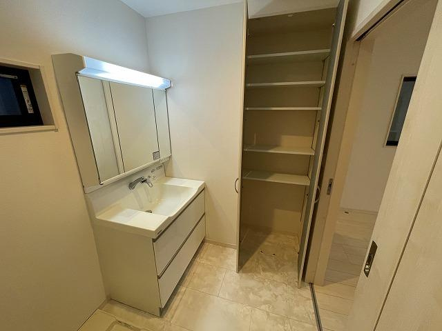 中野本町　中古一戸建ての脱衣所|収納豊富　洗濯機置き場
■物件内覧・資金計画相談・住宅ローン相談、リフォーム相談、お問合せ受付中■
※当日・翌日のご内覧、ご相談はお電話でのお問合せがスムーズです！