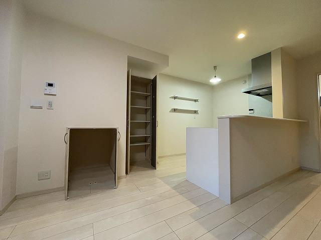 中野本町　中古一戸建ての居間・リビング|LDK16.3帖　リビング収納
■物件内覧・資金計画相談・住宅ローン相談、リフォーム相談、お問合せ受付中■
※当日・翌日のご内覧、ご相談はお電話でのお問合せがスムーズです！