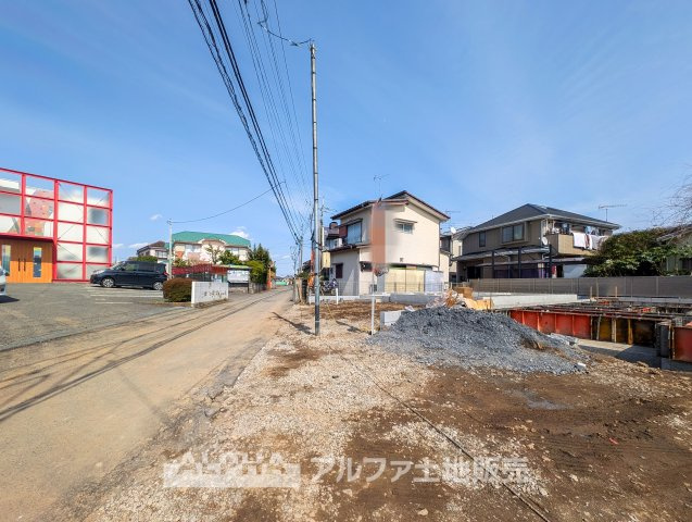 昭島市田中町１丁目の新築一戸建の前面道路含む現地写真|閑静な住宅街に位置し、落ち着いた環境でのびのびとした暮らしを実現できます。今なら建築中の様子もご確認いただけます。