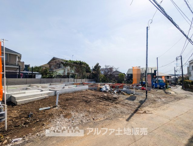 昭島市田中町１丁目の新築一戸建の駐車場|新しい住まいの基盤が整いました。広々とした敷地と、開放感あふれる陽当たりが魅力の新築住宅。これから完成に向けてさらに進化するこの場所で、理想の住まいが実現します。