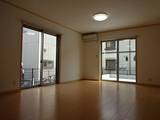 御立東2丁目一戸建ての洋室