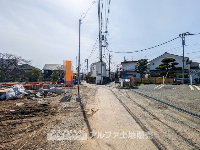 昭島市田中町１丁目の新築一戸建の前面道路含む現地写真|順調に進行中の新築分譲住宅。開放感のある土地と整備された敷地で、家族が快適に過ごせる住まいが完成します。今後の進捗も楽しみなこの場所で、新たな生活を始めませんか。