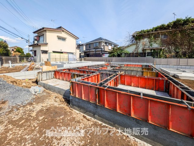 昭島市田中町１丁目の新築一戸建の外観|基礎工事がスタートし、新しい住まいが形になり始めました。周辺環境も整い、陽当たり良好な土地で家族の新生活をスタートできます。完成を楽しみにお待ちください。