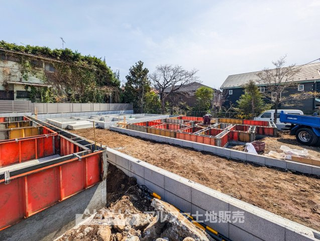 昭島市田中町１丁目の新築一戸建の外観|工事が進行中の新築住宅。陽光を浴びて輝く建物が、この場所に新たな価値をもたらします。生活利便性が高く、家族の笑顔が集まる理想的な住環境が整い始めています。